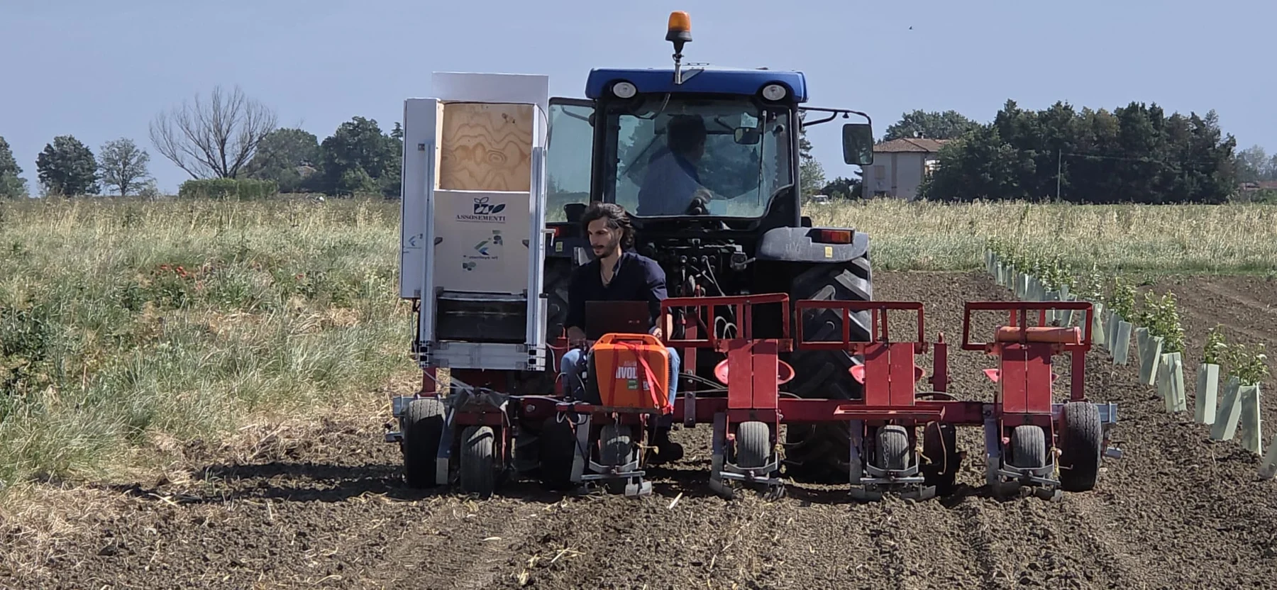 Macchina agricola durante una prova in campo.